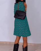 Kariertes Kleid mit V-Ausschnitt und langen Ärmeln