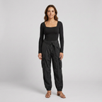 Conjunto Mujer Top Cuadrado y Pantalón Cargo Urbano
