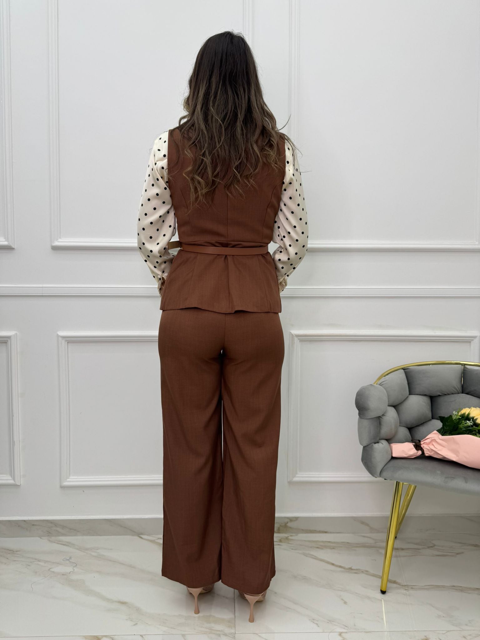 Hosen- und Westen-Set mit Gürtel an der Taille