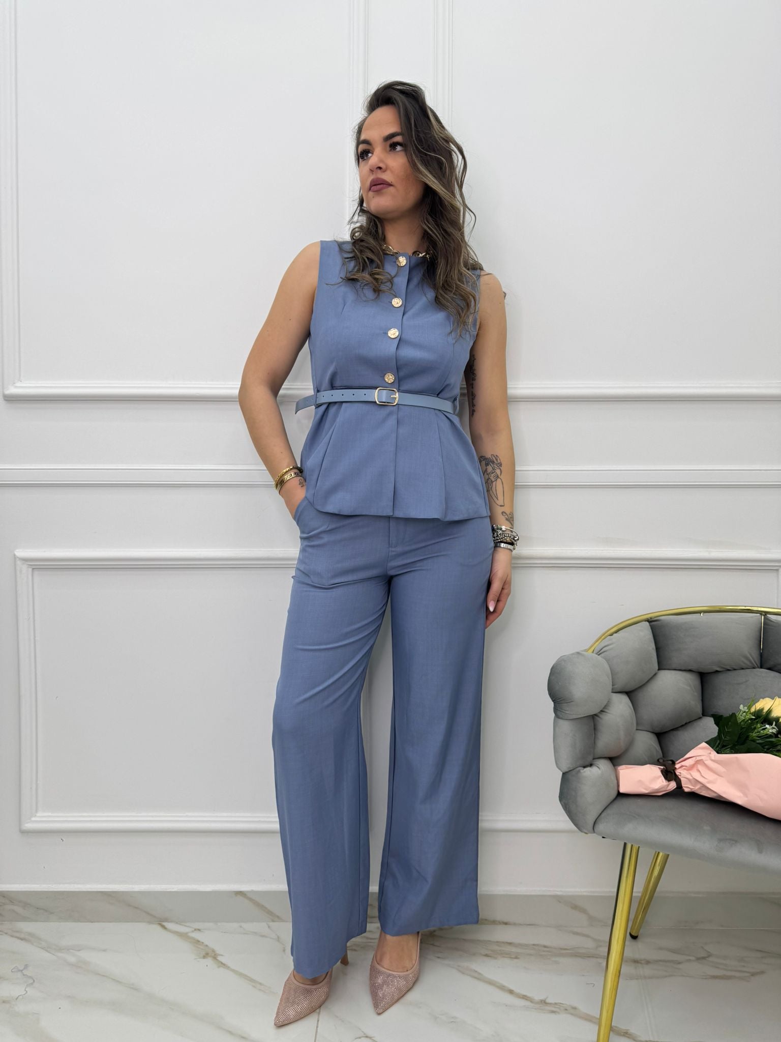 Hosen- und Westen-Set mit Gürtel an der Taille