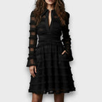 Schwarzes Midikleid mit Fransen und halbtransparenten Lagen