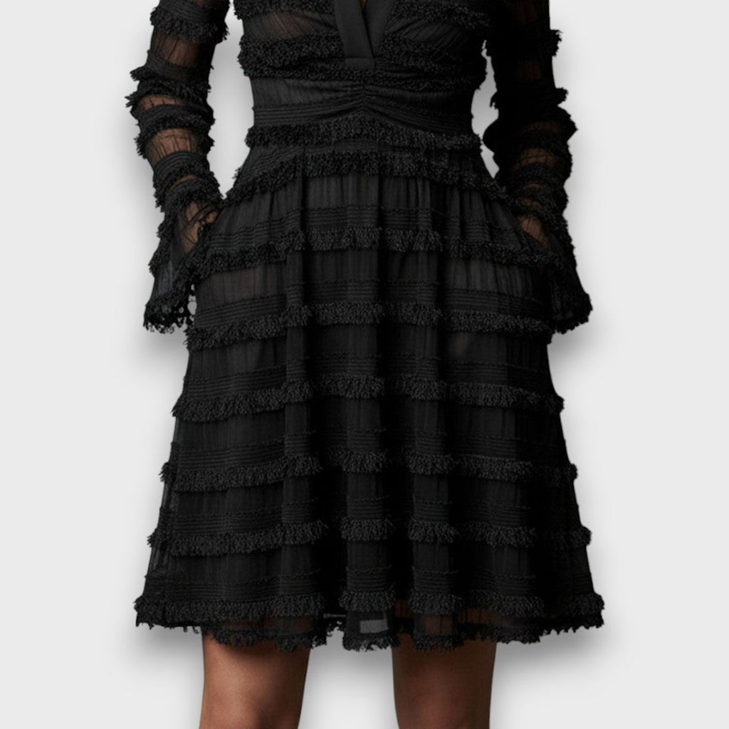 Schwarzes Midikleid mit Fransen und halbtransparenten Lagen