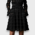 Schwarzes Midikleid mit Fransen und halbtransparenten Lagen