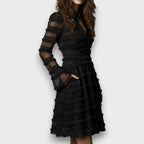 Schwarzes Midikleid mit Fransen und halbtransparenten Lagen