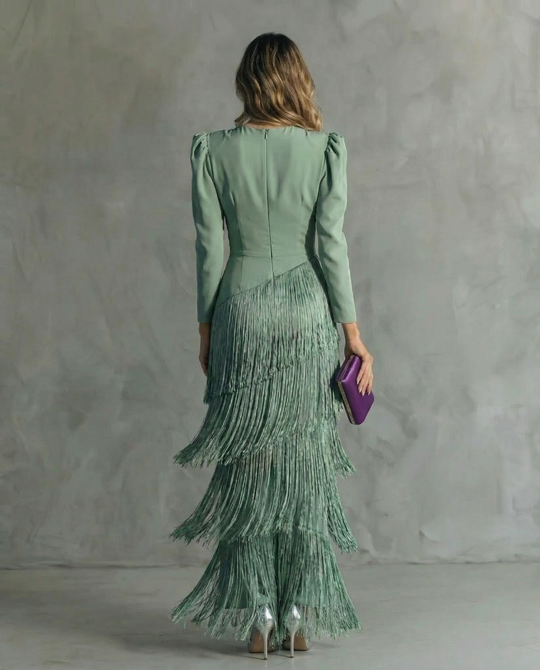 Elegantes Midi-Kleid mit Fransen an den Ärmeln