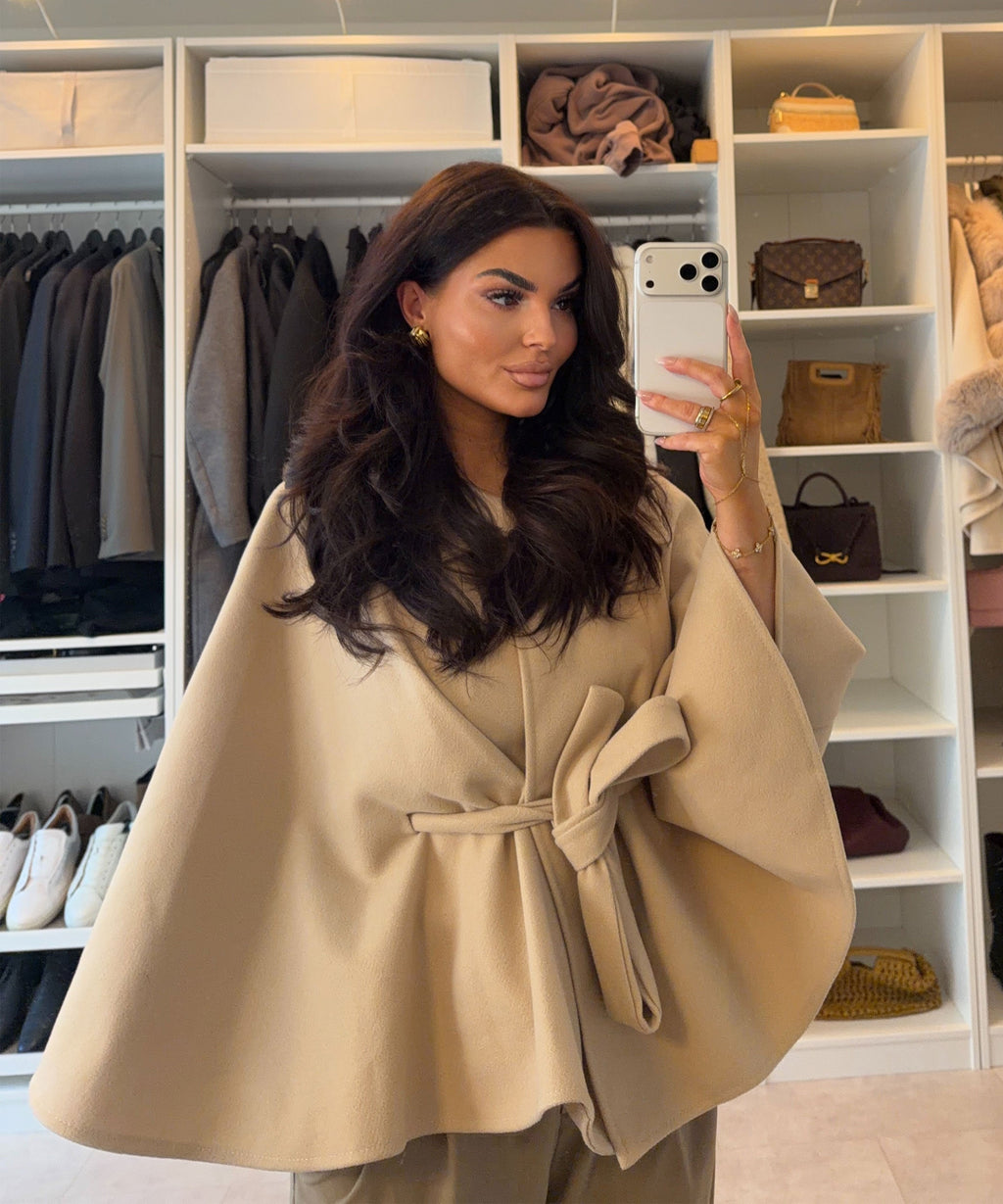 Poncho ligero tipo capa beige para primavera