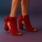 Elegante Peeptoe-Sandale mit Blockabsatz und Schleife